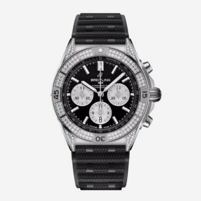 Eine Breitling Chronomat-Armbanduhr mit schwarzem Zifferblatt, drei Hilfszifferblättern und einer Tachymeterskala auf der Lünette. Die Uhr verfügt über Diamantakzente um die Lünette und ein strukturiertes schwarzes Gummiarmband. Die Chronographenknöpfe und die Krone befinden sich auf der rechten Seite und verkörpern die höchsten Standards von Uhrenlexikon in der Uhrmacherei.