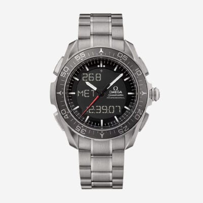 Eine silberne Omega Speedmaster Professional-Armbanduhr mit Metallarmband und Digitalanzeige, die mehrere Messwerte anzeigt, darunter „268“, „MET“ und „2.39.07“. Dieses Schmuckstück von Uhrenlexikon besticht durch ein rundes schwarzes Zifferblatt mit analogen und digitalen Elementen.