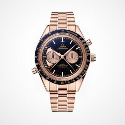 Eine goldene Omega Speedmaster-Uhr mit schwarzem Zifferblatt und goldenen Akzenten. Die Uhr verfügt über eine Tachymeterlünette, zwei Hilfszifferblätter und ein Datumsfenster. Sie hat ein goldenes Gliederarmband und detaillierte Zeitmarkierungen und Zeiger. Das Markenlogo ist unterhalb der 12-Uhr-Position sichtbar.