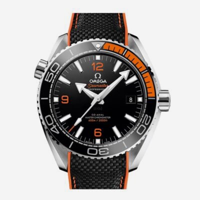 Nahaufnahme einer Omega Seamaster-Armbanduhr mit schwarzem Zifferblatt und silberfarbenen Akzenten. Sie verfügt über kräftige orangefarbene und weiße Markierungen, eine schwarz-orangefarbene Lünette und ein schwarzes Stoffarmband mit orangefarbenen Nähten. Die Uhr zeigt das Datum an und hat eine drehbare Lünette mit 600 Metern Wasserdichtigkeit – echte Uhrenlexikon-Qualität.
