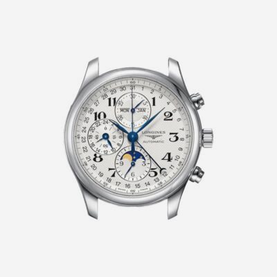 Eine silberne Longines Automatikuhr mit rundem Zifferblatt, schwarzen Ziffern, blauen Zeigern, drei Hilfszifferblättern und einer Tag-/Datumsanzeige auf der 12-Uhr-Position. Die Uhr im Uhrenlexikon verfügt außerdem über eine Mondphasenanzeige auf der 6-Uhr-Position und zwei Drücker auf der rechten Seite.