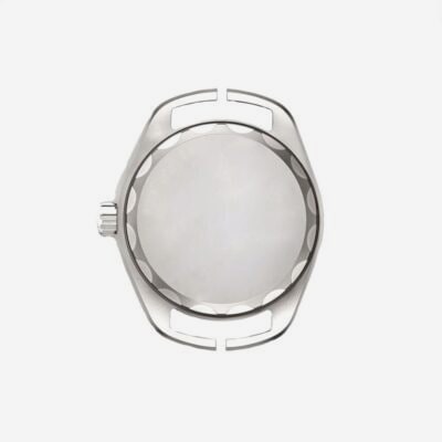 Ein leeres silbernes Uhrengehäuse mit runder Lünette und zwei länglichen Ösen auf beiden Seiten. Die Krone befindet sich auf der linken Seite und die Mitte des Gehäuses ist offen, sodass weder Zifferblatt noch Uhrwerk zu sehen sind. Perfekt für jeden Uhrenliebhaber, der im Uhrenlexikon stöbert. Der Hintergrund ist weiß.